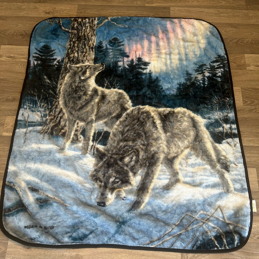 This is beautiful wolf blanket. A sight to behold and very comfortable.